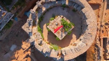 Antalyas tarihi merkezinin sembolik sembolü Hidirlik Kulesi 'nin büyüleyici görüntüsünün tadını çıkarın. Kule, eski cazibesi ve çarpıcı konumu ile