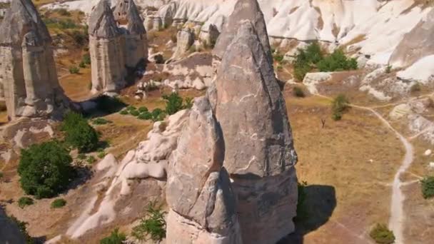在这个迷人的空中种群视频中 我们穿越了土耳其卡帕多西亚的洛夫谷 在那里大自然的艺术已经雕刻了一个超现实的独特形状的岩石景观 这些独特的构造 — 图库视频影像