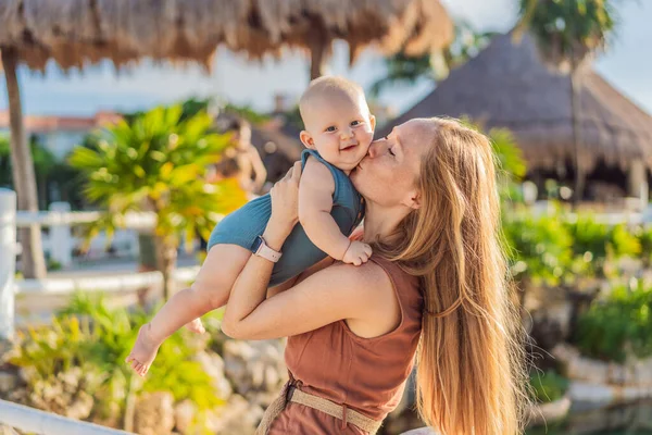 Среди Тропических Пальм Соломенных Крыш Любящая Мама Обнимает Своего Ребенка — стоковое фото