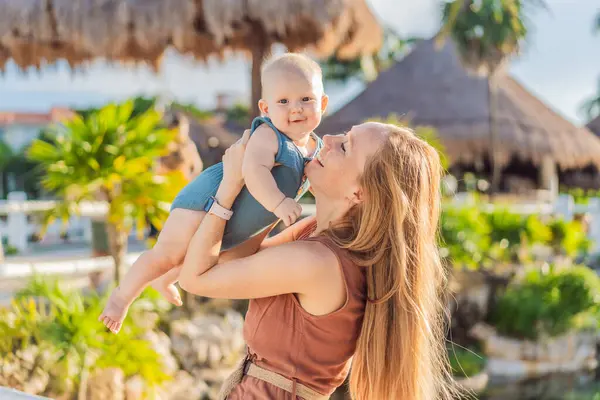 Среди Тропических Пальм Соломенных Крыш Любящая Мама Обнимает Своего Ребенка — стоковое фото