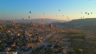 Bu klipte, Türkiye 'nin Kapadokya kentindeki gökyüzü sıcak hava balonlarından oluşan bir kaleydoskopla canlanıyor. Bölgelerin, ikonik vadilerin, kayaların ve tarlaların arka planında, bu büyüleyici