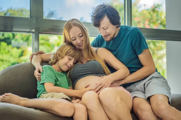 Müstakbel Ebeveynler Anne Baba Büyük Oğulları Koltukta Oturup Hamileliğin Heyecan — Stok fotoğraf