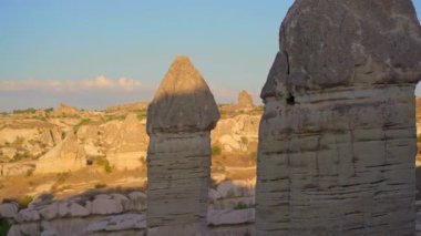 Türkiye 'nin Kapadokya kentindeki Aşk Vadisi' nde doğa sanatının farklı şekilli kayalardan oluşan gerçeküstü bir manzara oluşturduğu yakın çekim. Bu eşsiz oluşumlar, yüzyılların rüzgârıyla şekillenir.