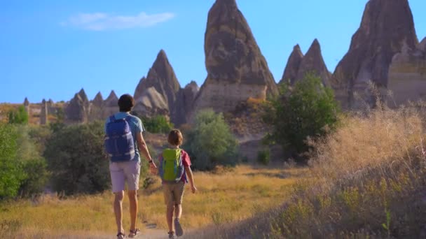 Fiatal Ember Fia Turisták Látogasson Love Valley Cappadocia Törökország Ahol — Stock videók