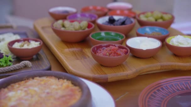 愉快的传统土耳其早餐的充满活力的挂毯与这一特写库存视频 从新鲜蔬菜到乳酪 热面包和当地风格的炒鸡蛋 — 图库视频影像