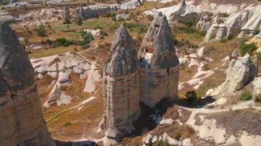 Bu büyüleyici hava stoku videosunda, Sevgi Vadisi, Kapadokya, Türkiye 'yi dolaştık, burada doğa sanatları farklı şekilli kayalardan oluşan gerçeküstü bir manzara oluşturdu. Bu eşsiz oluşumlar,