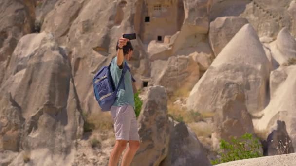 Genç Turist Türkiye Nin Kapadokya Kentinin Antik Hikayelerini Anlatan Olağanüstü — Stok video