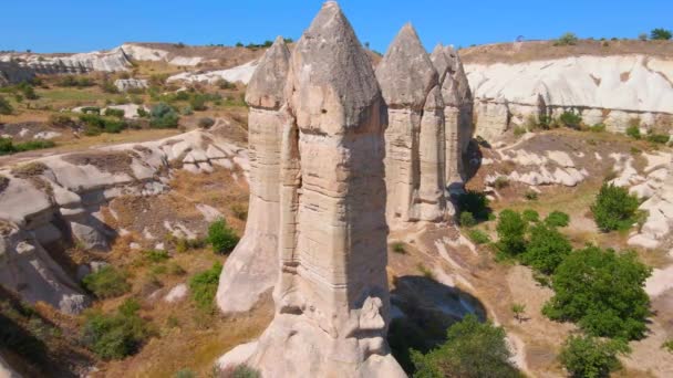 この魅惑的な空中ストックビデオでは トルコのカッパドキアのラブバレーを横断し 自然の芸術が異なる形をした岩の驚異的な風景を彫りました これらのユニークな形状は によって形成されます — ストック動画