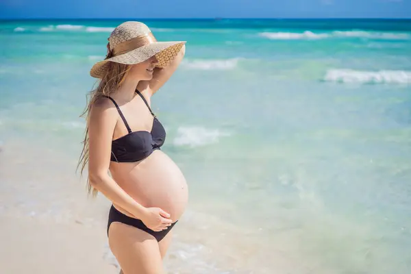 Göz Kamaştırıcı Beklenen Hamile Bir Kadın Değmemiş Kar Beyazı Tropikal — Stok fotoğraf