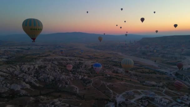 2022年8月2日 土耳其卡帕多西亚 在这一航拍视频中 土耳其卡帕多西亚上空的天空闪烁着热气球的万花筒 在各区域的背景下 标志性的山谷 — 图库视频影像