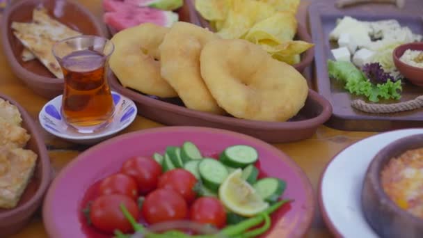 클로즈업 비디오와 전통적인 터키식 식사의 활기찬 태피스트리를 즐겨보세요 신선한 야채에서 — 비디오