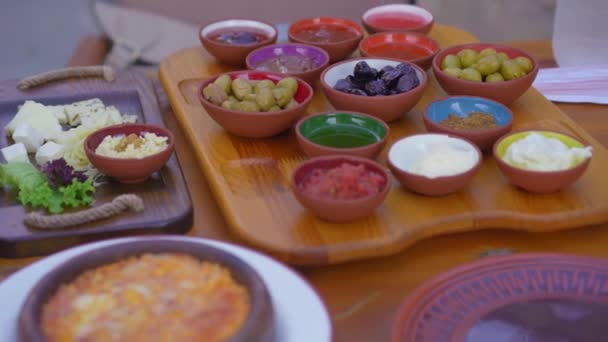 このクローズアップストックビデオで伝統的なトルコの朝食の活気に満ちたタペストリーで喜んでください 新鮮な野菜からクリーミーなチーズ 暖かいパン 地元スタイルのスクランブルエッグまで — ストック動画
