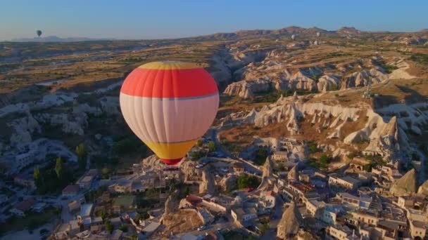 Этом Воздушном Видео Небо Над Каппадокией Турция Оживает Калейдоскопом Воздушных — стоковое видео