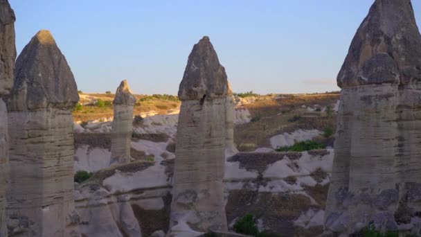 在土耳其卡帕多西亚的洛夫山谷拍摄的岩石合影 在那里 自然艺术已经雕刻了一个超现实的独特形状的岩石景观 这些独特的构造是由几世纪的风塑造的 — 图库视频影像