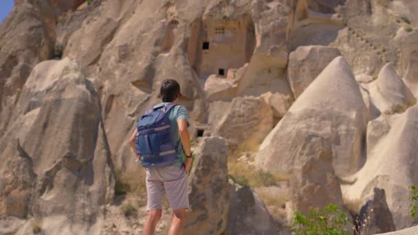 Młody Turysta Bada Niezwykłe Formacje Skalne Które Opowiadają Starożytne Opowieści — Wideo stockowe