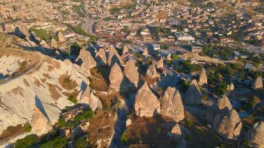 Bu büyüleyici hava stoku videosuyla Türkiye 'nin G reme şehrine büyüleyici bir yolculuğa çıkın. Bir zamanlar antik sakinlerin oyduğu eşsiz, dünya dışı manzaraya hayret ediyorum.