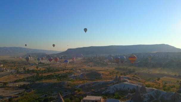 在这个空中视频中 土耳其卡帕多西亚上空的天空带着热气球的万花筒活过来了 在那些标志性的山谷 岩石和田野的背景下 这一切都让人着迷 — 图库视频影像