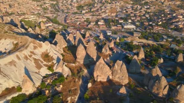用这个迷人的航拍视频 踏上迷人的旅程 来到迷人的土耳其城市G Reme 令人惊叹的是古代居民曾经雕刻的独特的 超凡脱俗的风景 — 图库视频影像