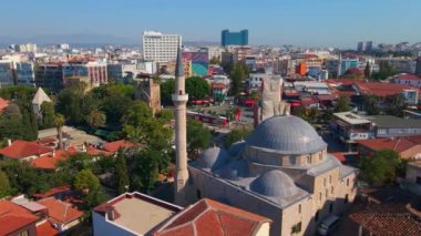 Antalyas 'ın tarihi kalbinin büyüsünü bu büyüleyici hava stok videosuyla yaşayın. Dar ve dolambaçlı sokaklar, hareketli pazarlar ve zarif camiler kültürden canlı duvar halıları örüyor.