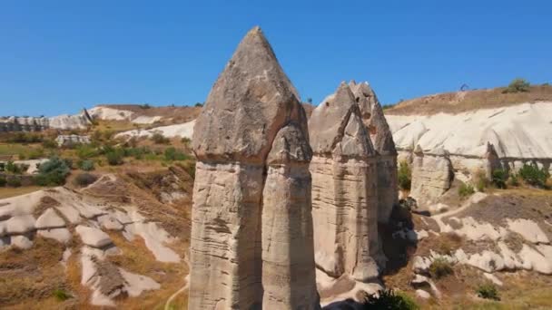 在这个迷人的空中种群视频中 我们穿越了土耳其卡帕多西亚的洛夫谷 在那里大自然的艺术已经雕刻了一个超现实的独特形状的岩石景观 这些独特的构造 — 图库视频影像