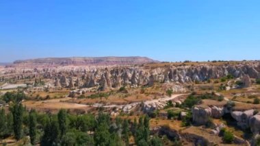 Bu büyüleyici hava stoku videosunda, Sevgi Vadisi, Kapadokya, Türkiye 'yi dolaştık, burada doğa sanatları farklı şekilli kayalardan oluşan gerçeküstü bir manzara oluşturdu. Bu eşsiz oluşumlar,