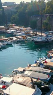 Bu klipte, Antalya Eski Limanı 'nın ebedi güzelliği canlanıyor. Kamera, Türkiye 'nin Antalya kentindeki tarihi limanın üzerinde yükseliyor. Sahne vitrinleri