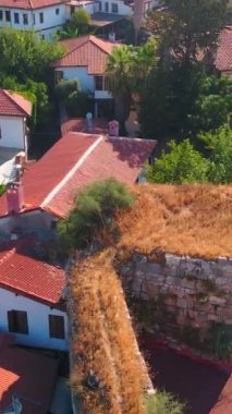 Antalyas 'ın tarihi kalbinin büyüsünü bu büyüleyici hava stok videosuyla yaşayın. Dar ve dolambaçlı sokaklar, hareketli pazarlar ve zarif camiler kültürden canlı duvar halıları örüyor.