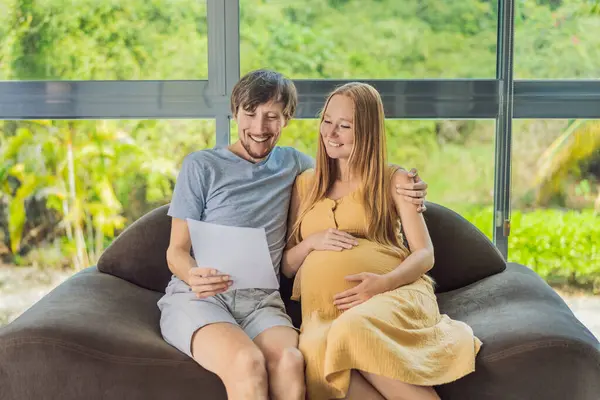 Neşeli Bir Koca Hamile Karısı Önemli Bir Belgeye Bakarken Yüzleri — Stok fotoğraf