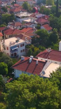 Antalyas tarihi merkezinin sembolik sembolü Hidirlik Kulesi 'nin büyüleyici görüntüsünün tadını çıkarın. Kule, eski cazibesi ve çarpıcı konumu ile