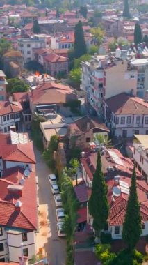 Antalyas 'ın tarihi kalbinin büyüsünü bu büyüleyici hava stok videosuyla yaşayın. Dar ve dolambaçlı sokaklar, hareketli pazarlar ve zarif camiler kültürden canlı duvar halıları örüyor.
