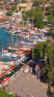 Bu klipte, Antalya Eski Limanı 'nın ebedi güzelliği canlanıyor. Kamera, Türkiye 'nin Antalya kentindeki tarihi limanın üzerinde yükseliyor. Sahne vitrinleri