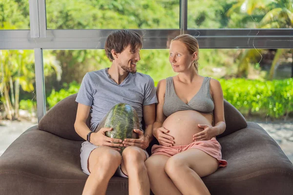 Komik Bir Görüntü Hamile Bir Kadın Kocası Karnının Yerine Karpuz — Stok fotoğraf