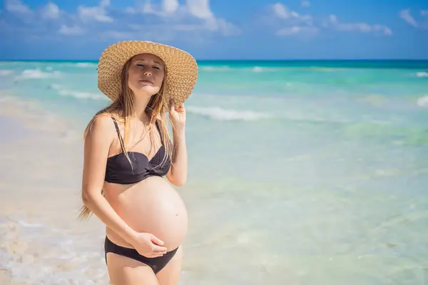 Göz Kamaştırıcı Beklenen Hamile Bir Kadın Değmemiş Kar Beyazı Tropikal — Stok fotoğraf