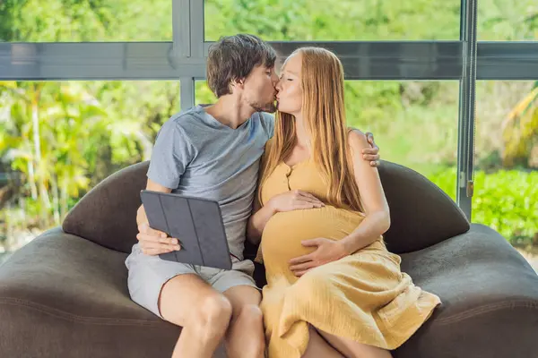Gülümseyen Bir Koca Hamile Karısı Bir Anı Paylaşırlar Tablet Ekranlara — Stok fotoğraf