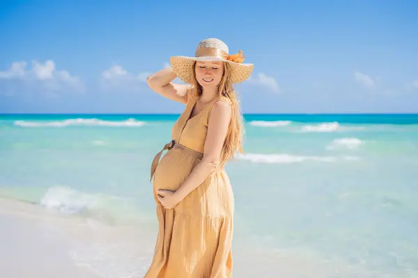 放射能と期待 妊娠中の女性は自然の美しさの背景に対して人生の奇跡を祝う自然の白熱帯のビーチに立っています — ストック写真