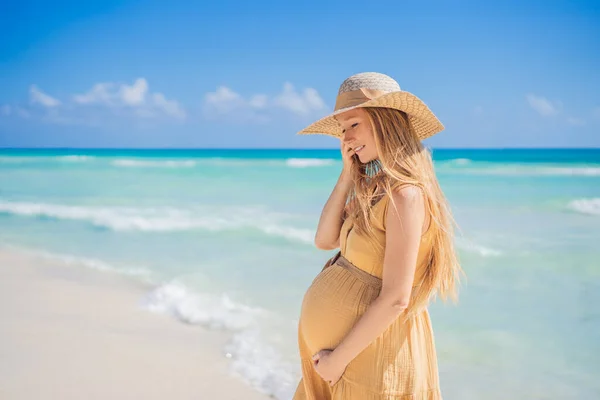 放射能と期待 妊娠中の女性は自然の美しさの背景に対して人生の奇跡を祝う自然の白熱帯のビーチに立っています — ストック写真