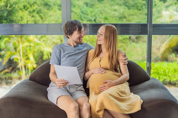 Neşeli Bir Koca Hamile Karısı Önemli Bir Belgeye Bakarken Yüzleri — Stok fotoğraf