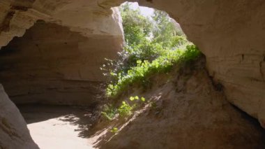 Türkiye 'deki Kapadokya' nın özünü yansıtan bu büyüleyici hava stoku videosuyla görsel bir yolculuğa çıkın. İnsansız hava aracı akarsu ile bir kayaya oyulmuş bir tünelden uçar..