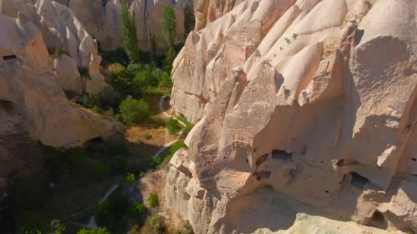 用这个迷人的航拍视频进行视觉旅行 捕捉土耳其Goreme附近Cappadocias洞穴住宅的精髓 鸟瞰的视角揭示了它独特的魅力 — 图库视频影像