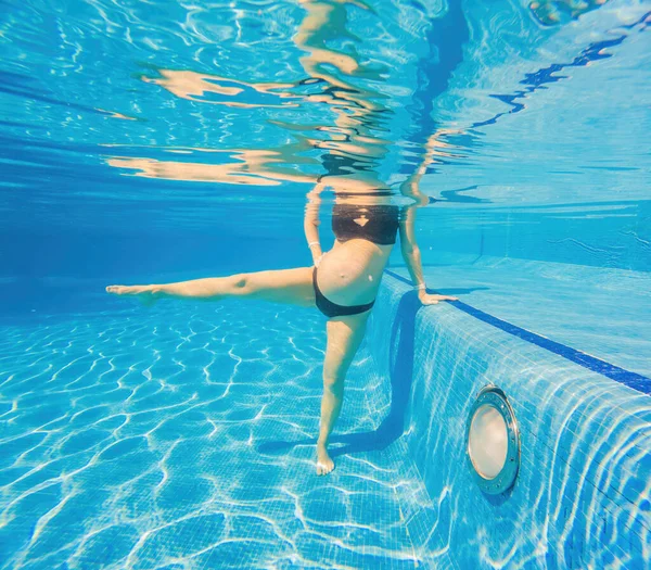 Eine Schwangere Frau Die Aquatische Fitness Aufnimmt Demonstriert Stärke Und — Stockfoto