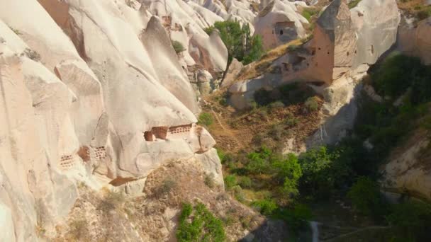 用这个迷人的航拍视频进行视觉旅行 捕捉土耳其Goreme附近Cappadocias洞穴住宅的精髓 鸟瞰的视角揭示了它独特的魅力 — 图库视频影像