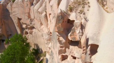 Türkiye 'nin Goreme kenti yakınlarındaki Cappadocias mağara evlerinin özünü yakalayan bu büyüleyici havacılık videosuyla görsel bir yolculuğa çıkın. Kuşbakışı bakış açısı benzersiz cazibesini ortaya çıkarır.