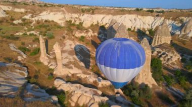 Hava videosu. Kapadokyaca gökyüzünün tuval karşısında yakalanan bu video, sıcak hava balonu festivalinin büyüleyici manzarasını sergiliyor. Mavi bir balon zarif bir şekilde süzülüyor.