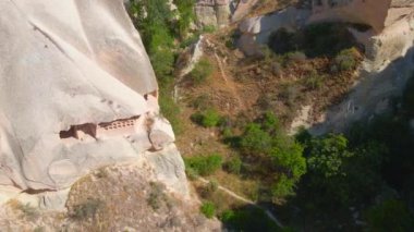 Türkiye 'nin Goreme kenti yakınlarındaki Cappadocias mağara evlerinin özünü yakalayan bu büyüleyici havacılık videosuyla görsel bir yolculuğa çıkın. Kuşbakışı bakış açısı benzersiz cazibesini ortaya çıkarır.