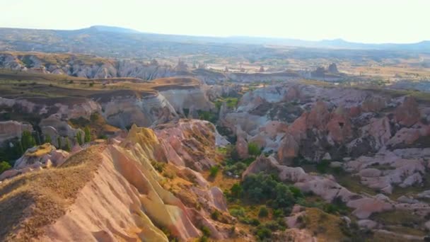 매혹적인 사진에서 Goreme Cappadocia 근처의 Red Pink Valley의 매혹적인 색조를 — 비디오