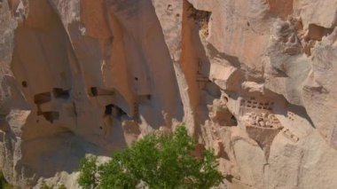 Türkiye 'nin Goreme kenti yakınlarındaki Cappadocias mağara evlerinin özünü yakalayan bu büyüleyici havacılık videosuyla görsel bir yolculuğa çıkın. Kuşbakışı bakış açısı benzersiz cazibesini ortaya çıkarır.
