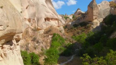 Türkiye 'nin Goreme kenti yakınlarındaki Cappadocias mağara evlerinin özünü yakalayan bu büyüleyici havacılık videosuyla görsel bir yolculuğa çıkın. Kuşbakışı bakış açısı benzersiz cazibesini ortaya çıkarır.