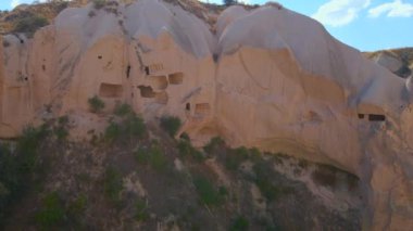 Türkiye 'nin Goreme kenti yakınlarındaki Cappadocias mağara evlerinin özünü yakalayan bu büyüleyici havacılık videosuyla görsel bir yolculuğa çıkın. Kuşbakışı bakış açısı benzersiz cazibesini ortaya çıkarır.