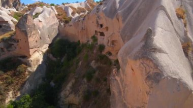 Türkiye 'nin Goreme kenti yakınlarındaki Cappadocias mağara evlerinin özünü yakalayan bu büyüleyici havacılık videosuyla görsel bir yolculuğa çıkın. Kuşbakışı bakış açısı benzersiz cazibesini ortaya çıkarır.