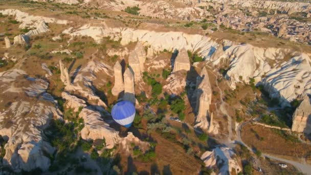 アリアルビデオ カッパドキアの空のキャンバスに捕らえられたこのビデオは 熱気球祭の魅惑的な光景を示しています 1つの青いボールは明確に形づけられた間で優雅に滑ります — ストック動画